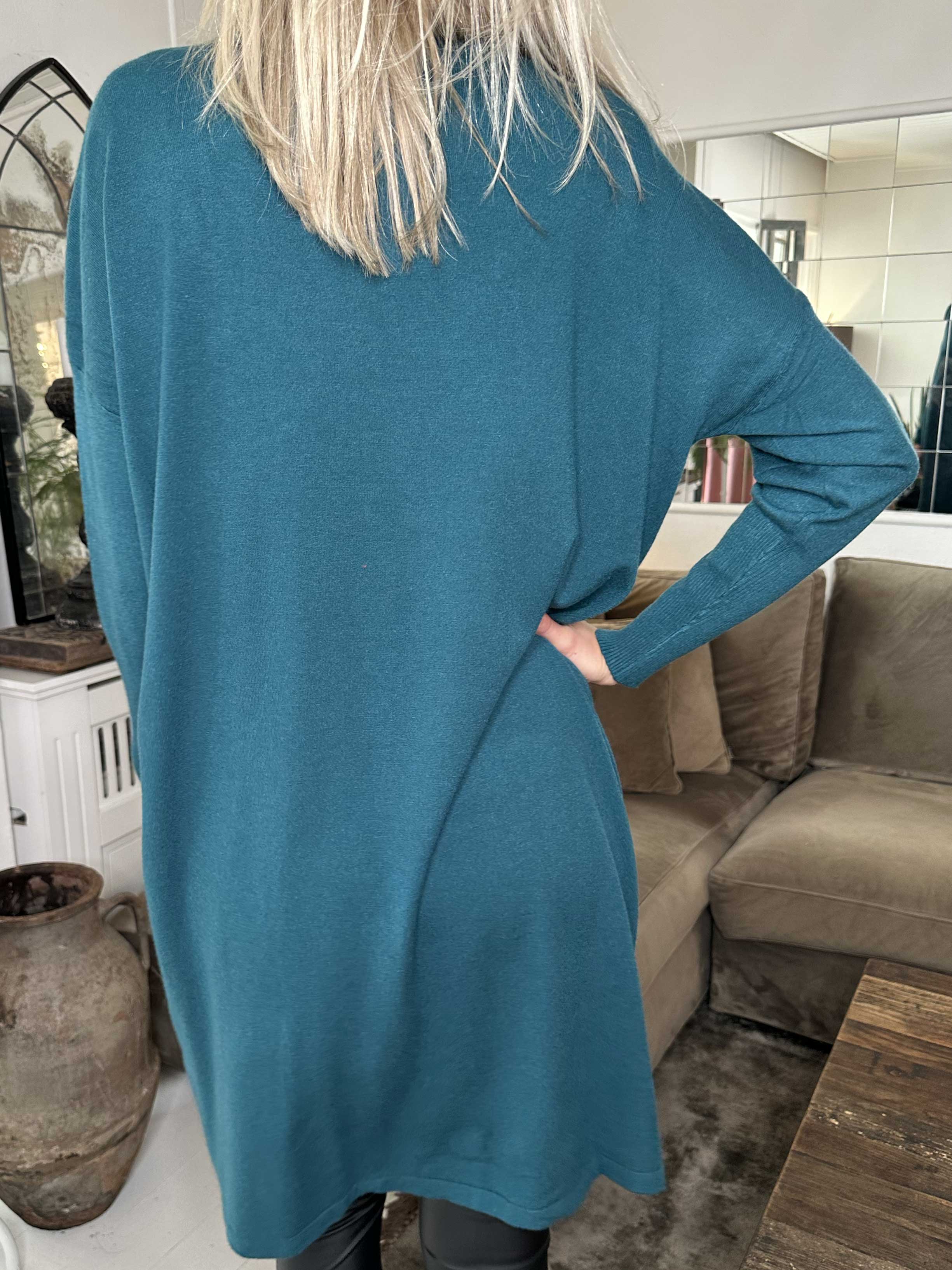 Amilie - Blød strikkjole med blomstermotiver